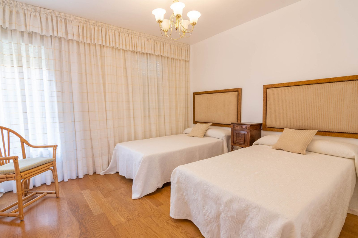 4 Bedroom Villa for Sale in Estepona — 7