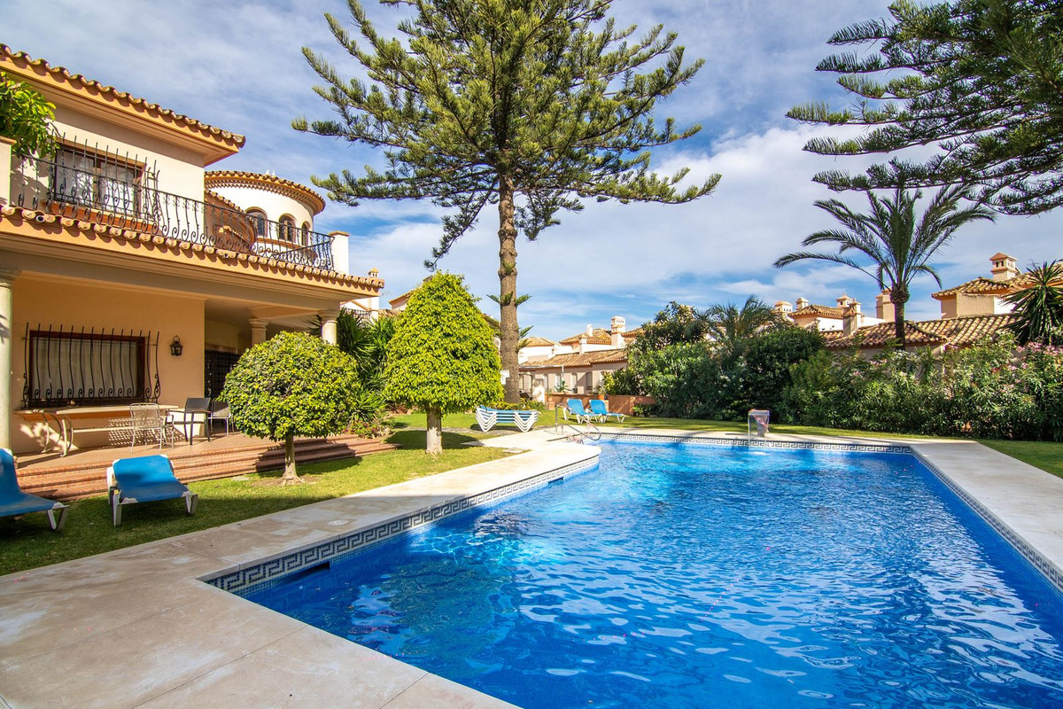 4 Bedroom Villa for Sale in Estepona — view 10