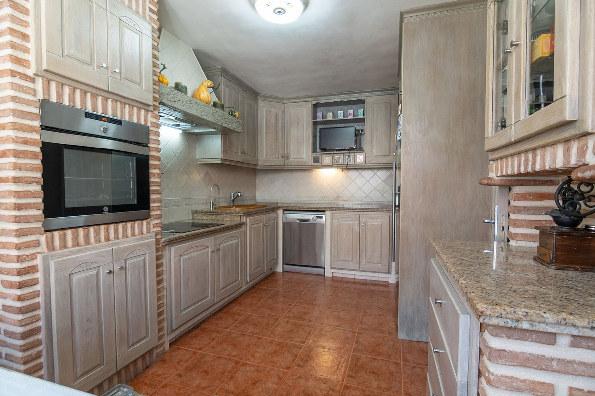 3 Bedroom Villa for Sale in Estepona — 8