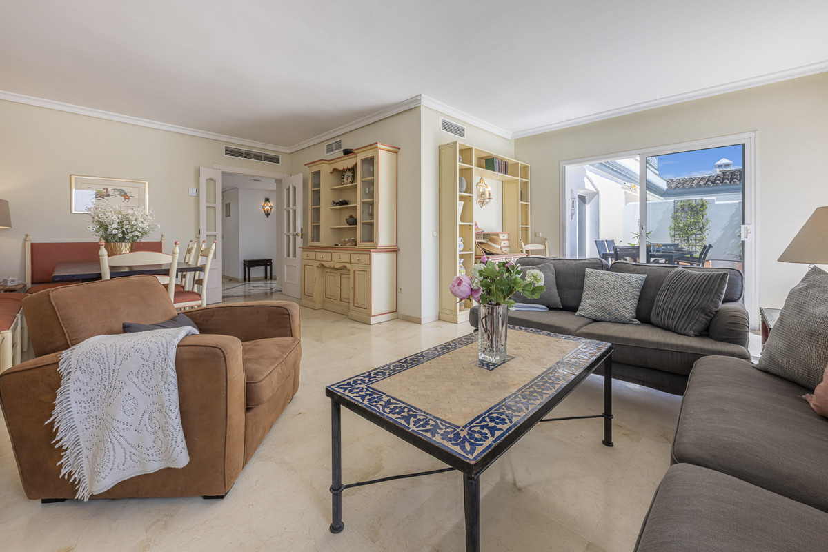 3 Bedroom Apartment for Sale in Estepona — view 10