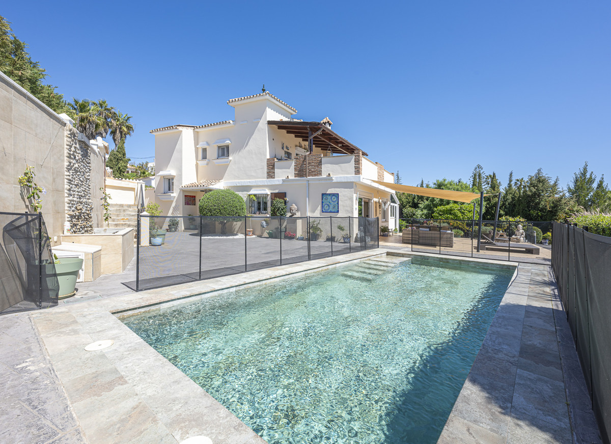 6 Bedroom Villa for Sale in Estepona