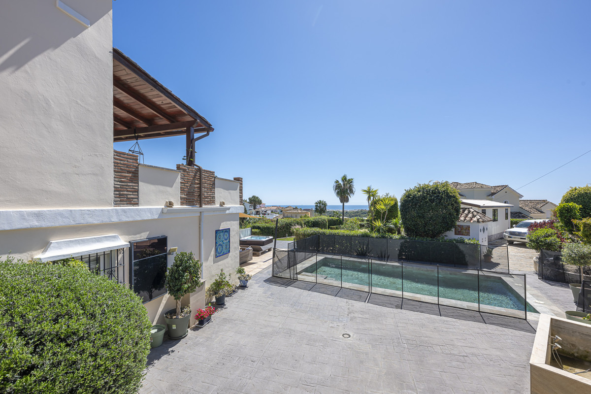 6 Bedroom Villa for Sale in Estepona — 4