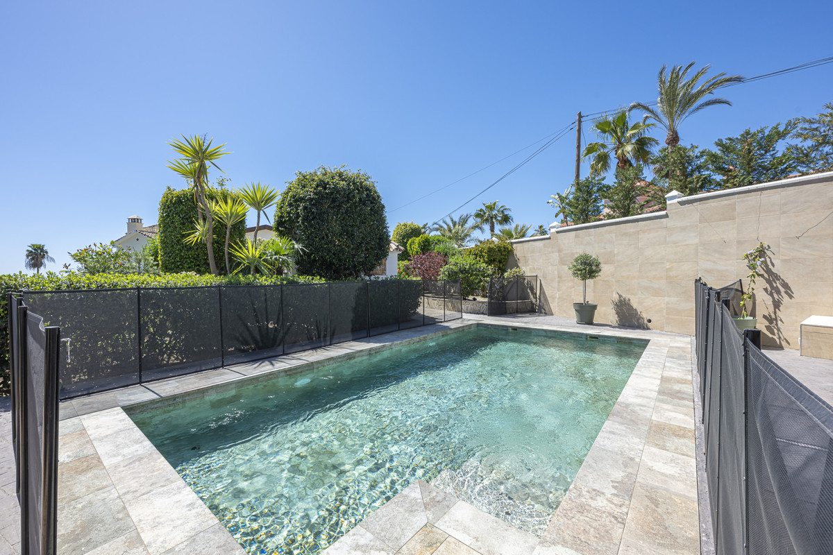 6 Bedroom Villa for Sale in Estepona — 6