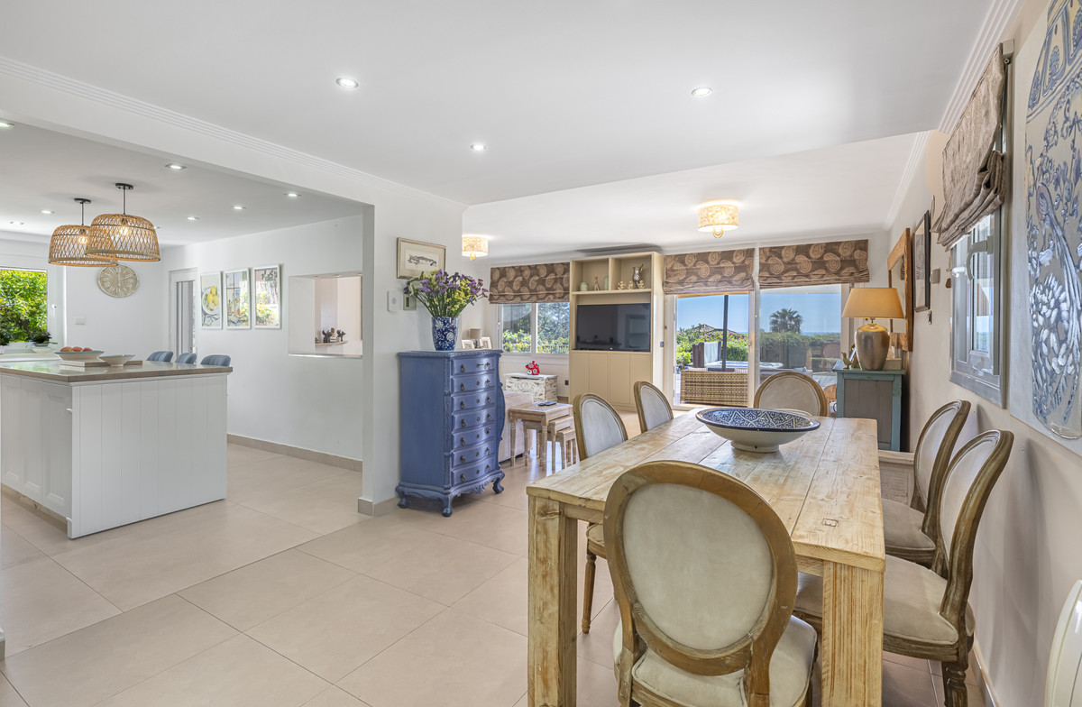 6 Bedroom Villa for Sale in Estepona — 8