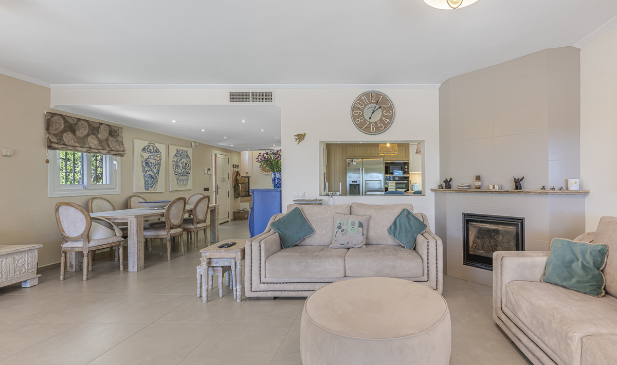 6 Bedroom Villa for Sale in Estepona — 9