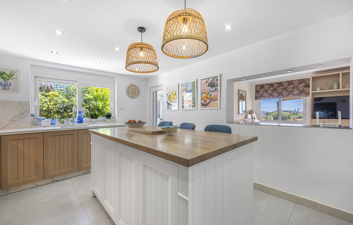 6 Bedroom Villa for Sale in Estepona — view 10
