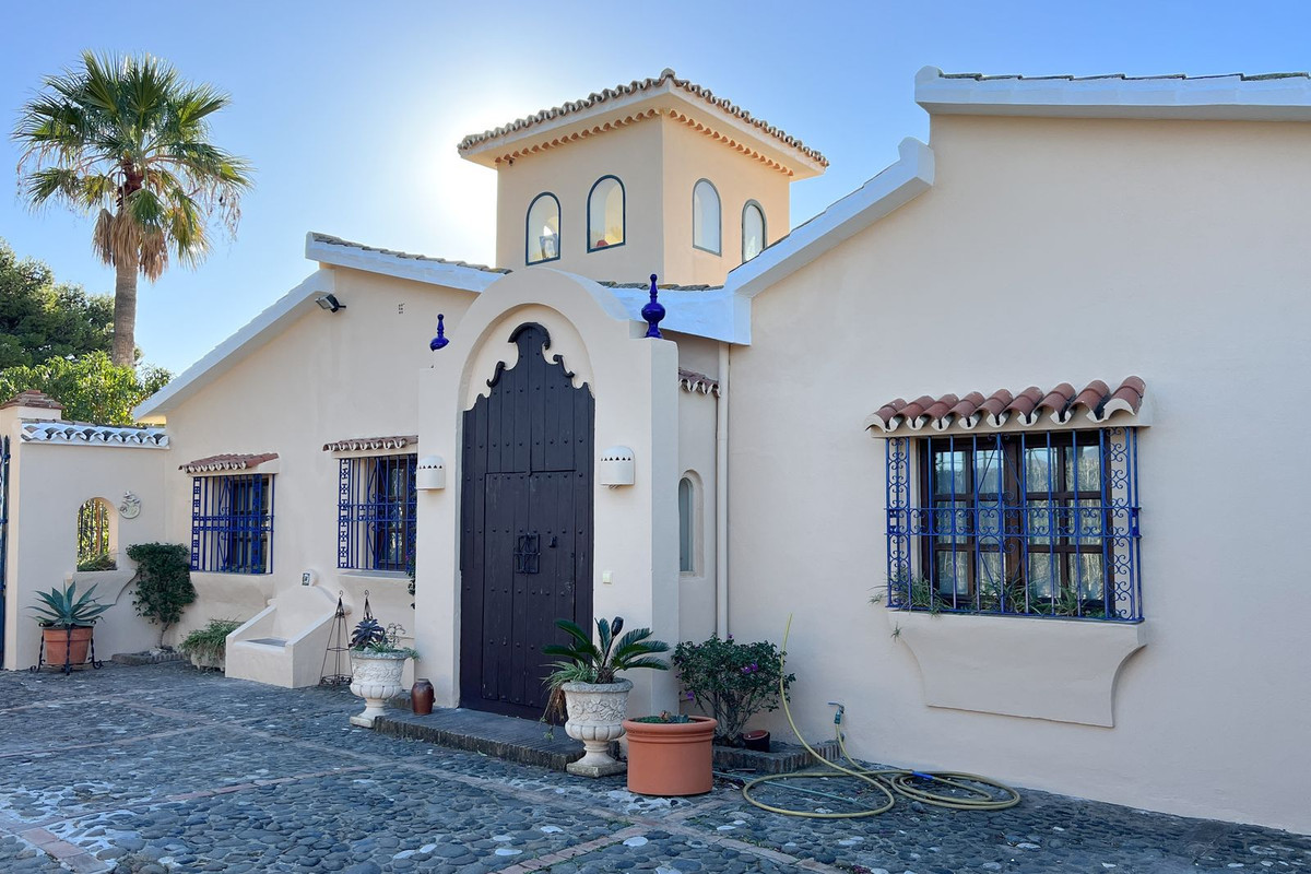 4 Bedroom Villa for Sale in Estepona