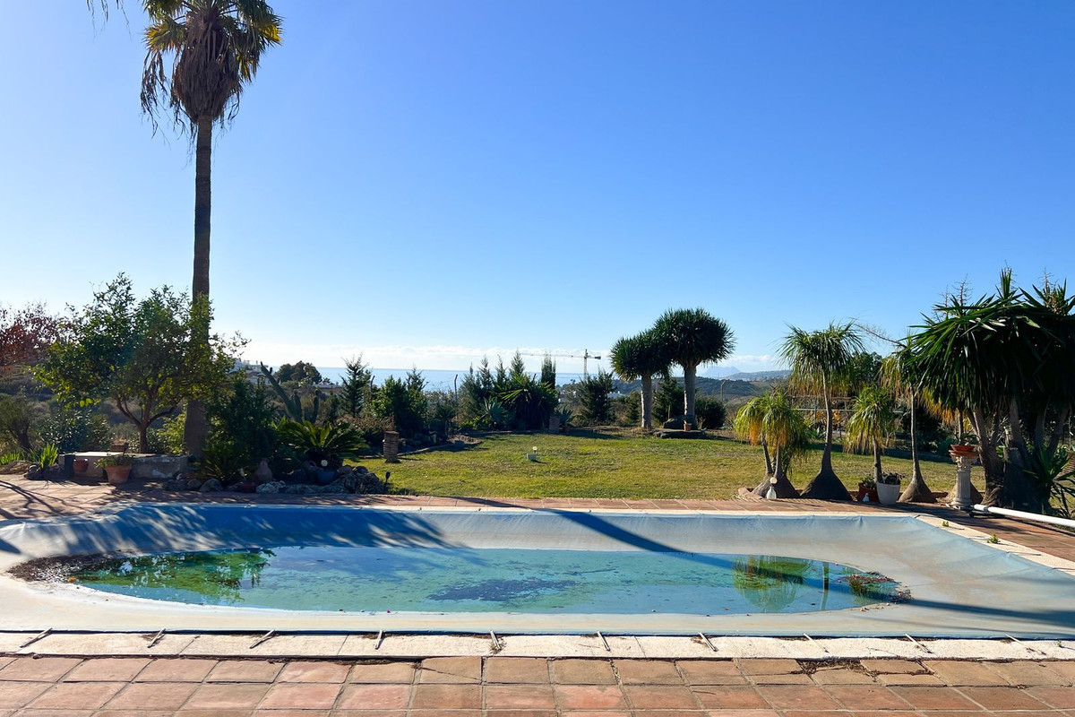 4 Bedroom Villa for Sale in Estepona — 2