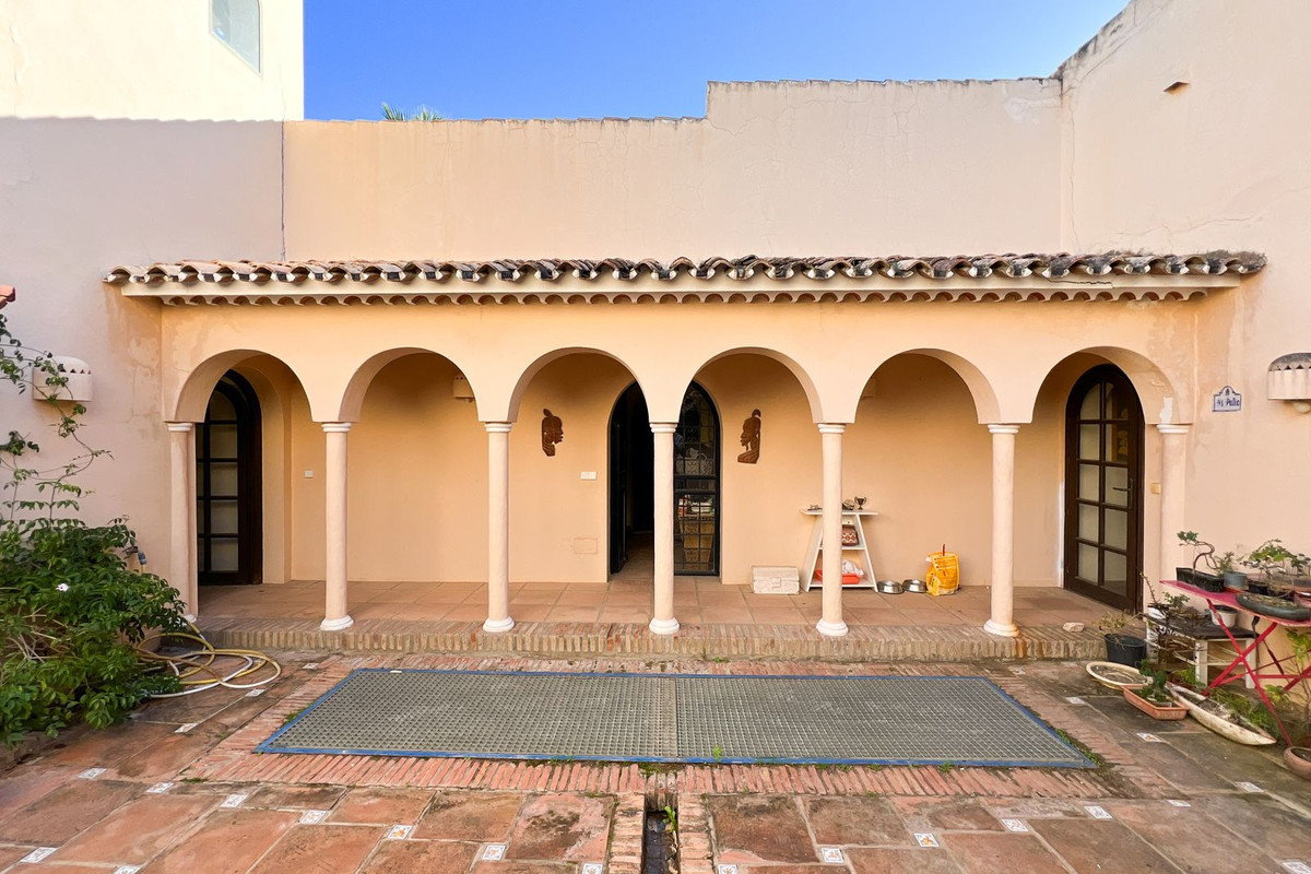 4 Bedroom Villa for Sale in Estepona — 4