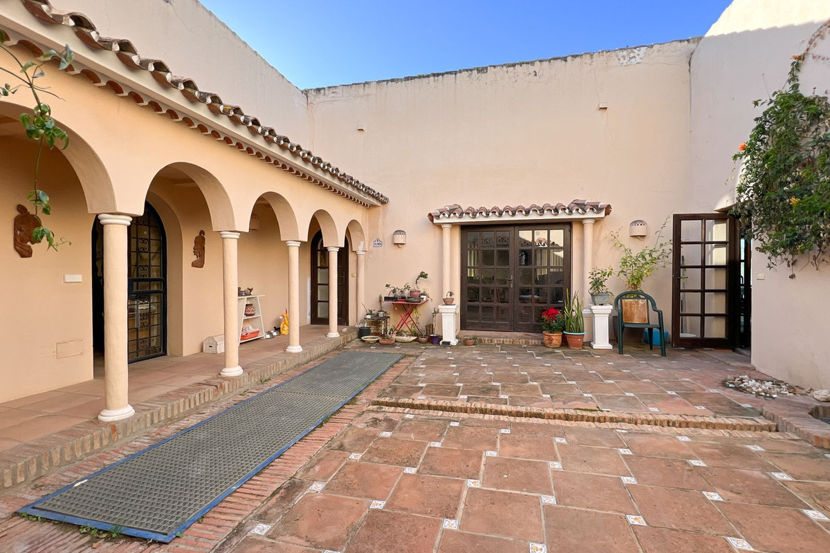 4 Bedroom Villa for Sale in Estepona — 5