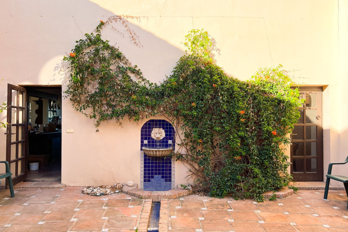 4 Bedroom Villa for Sale in Estepona — 6