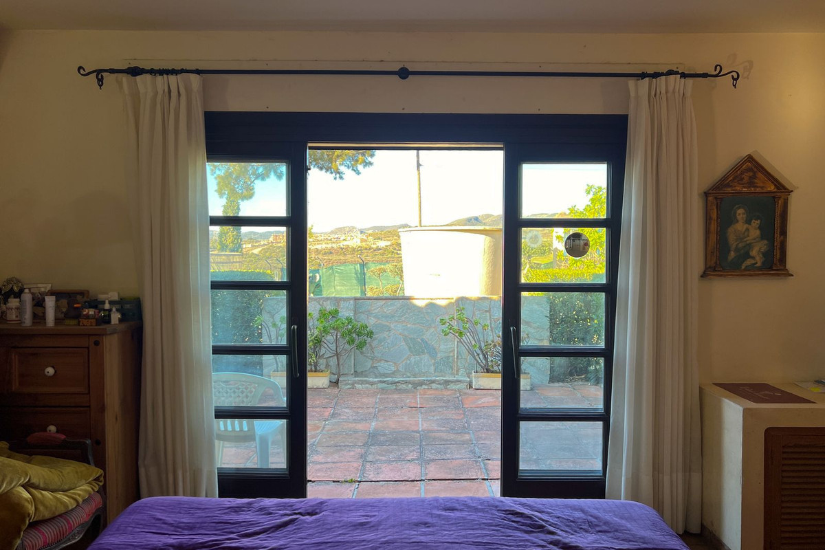 4 Bedroom Villa for Sale in Estepona — 8