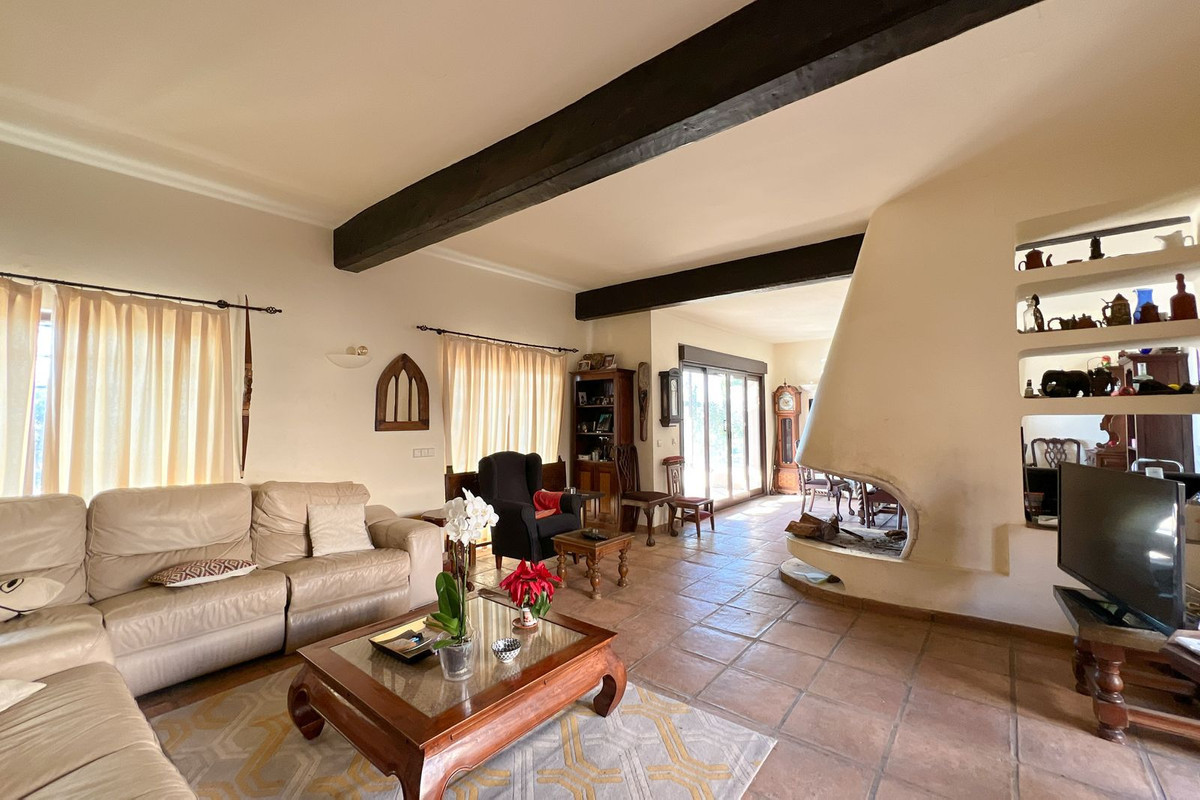 4 Bedroom Villa for Sale in Estepona — view 10