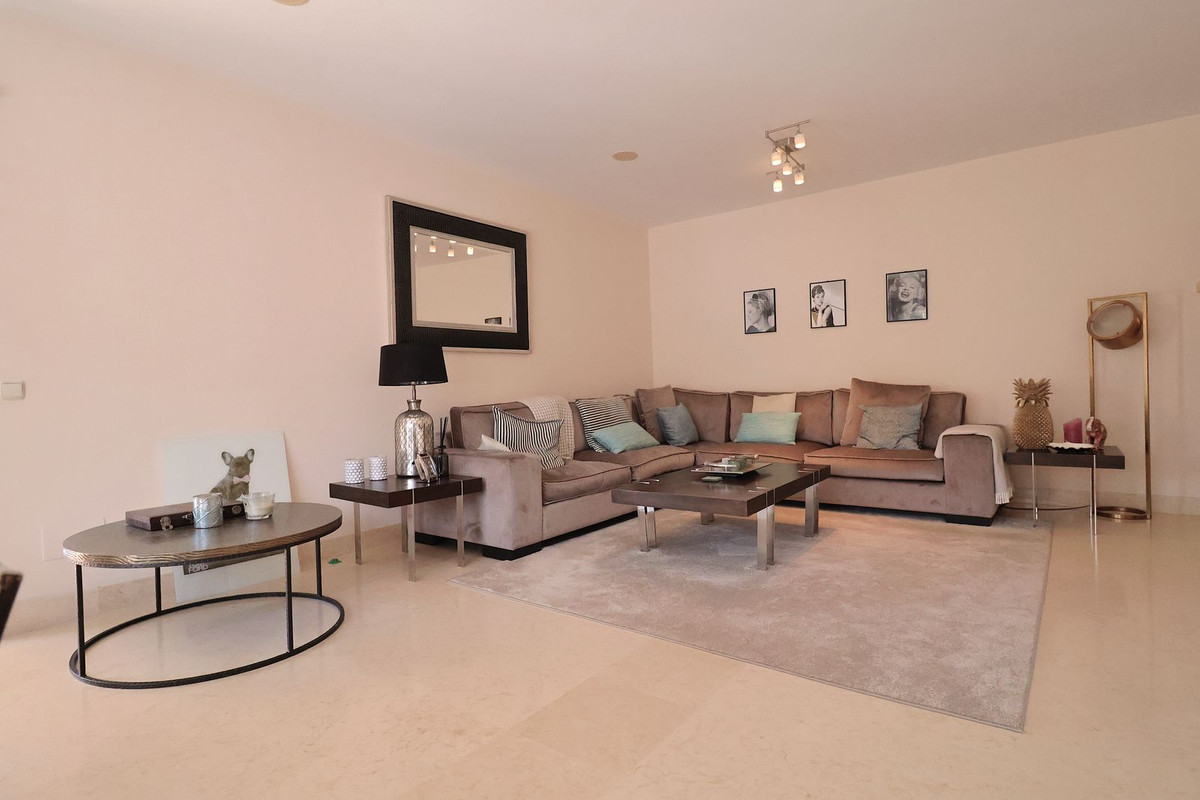 2 Bedroom Apartment for Sale in Benahavís — 4