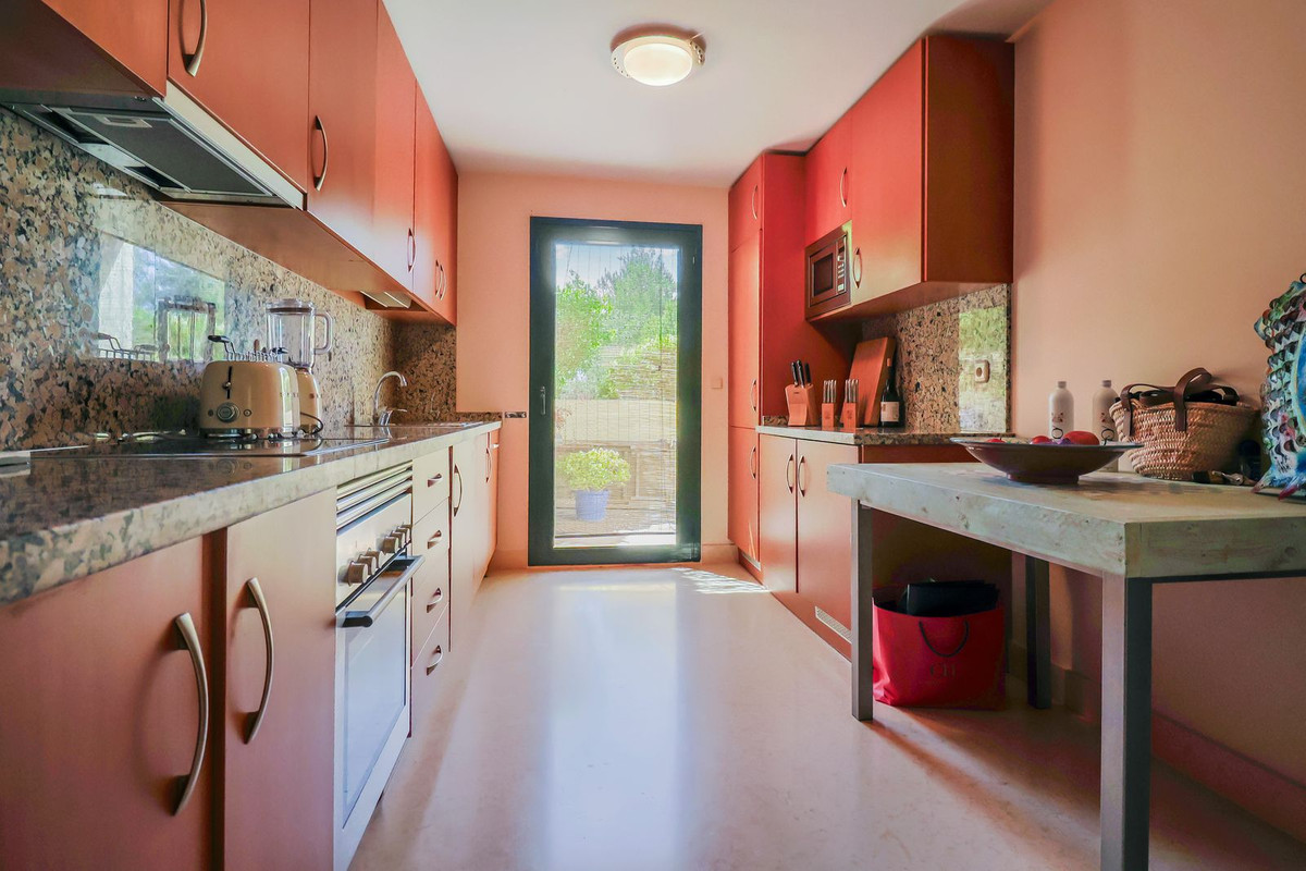 2 Bedroom Apartment for Sale in Benahavís — 5