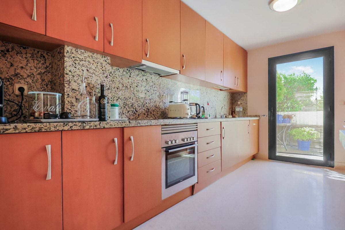 2 Bedroom Apartment for Sale in Benahavís — 6