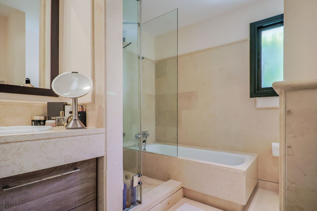 2 Bedroom Apartment for Sale in Benahavís — view 10