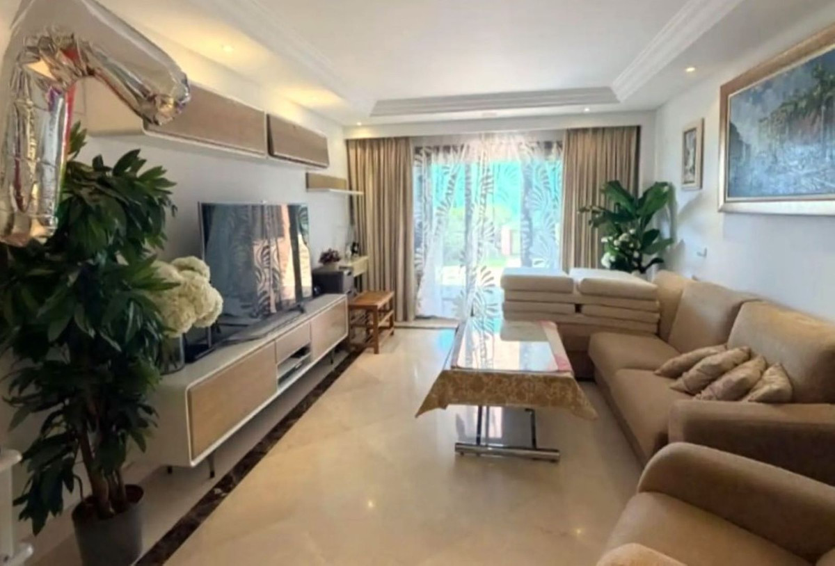 3 Bedroom Apartment for Sale in Estepona — 2