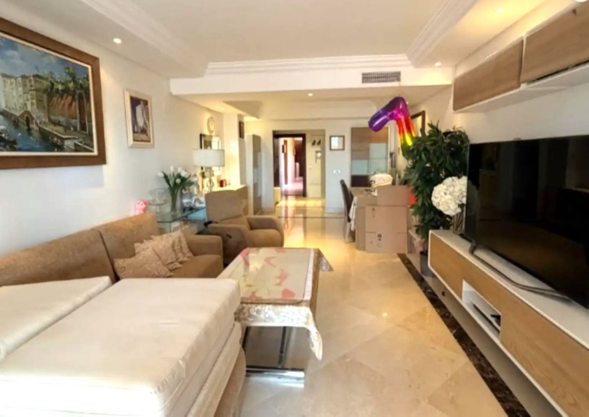 3 Bedroom Apartment for Sale in Estepona — 8