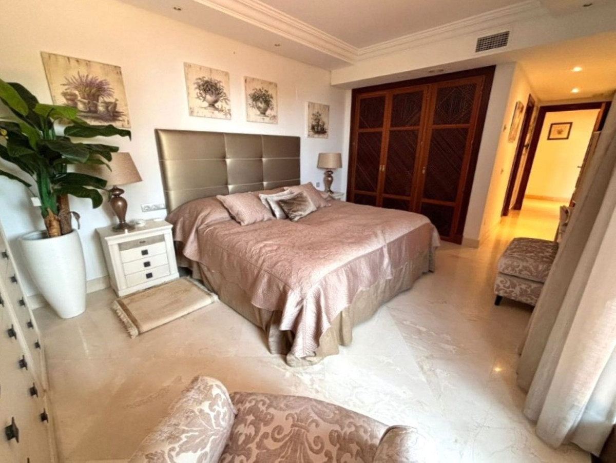 3 Bedroom Apartment for Sale in Estepona — 9
