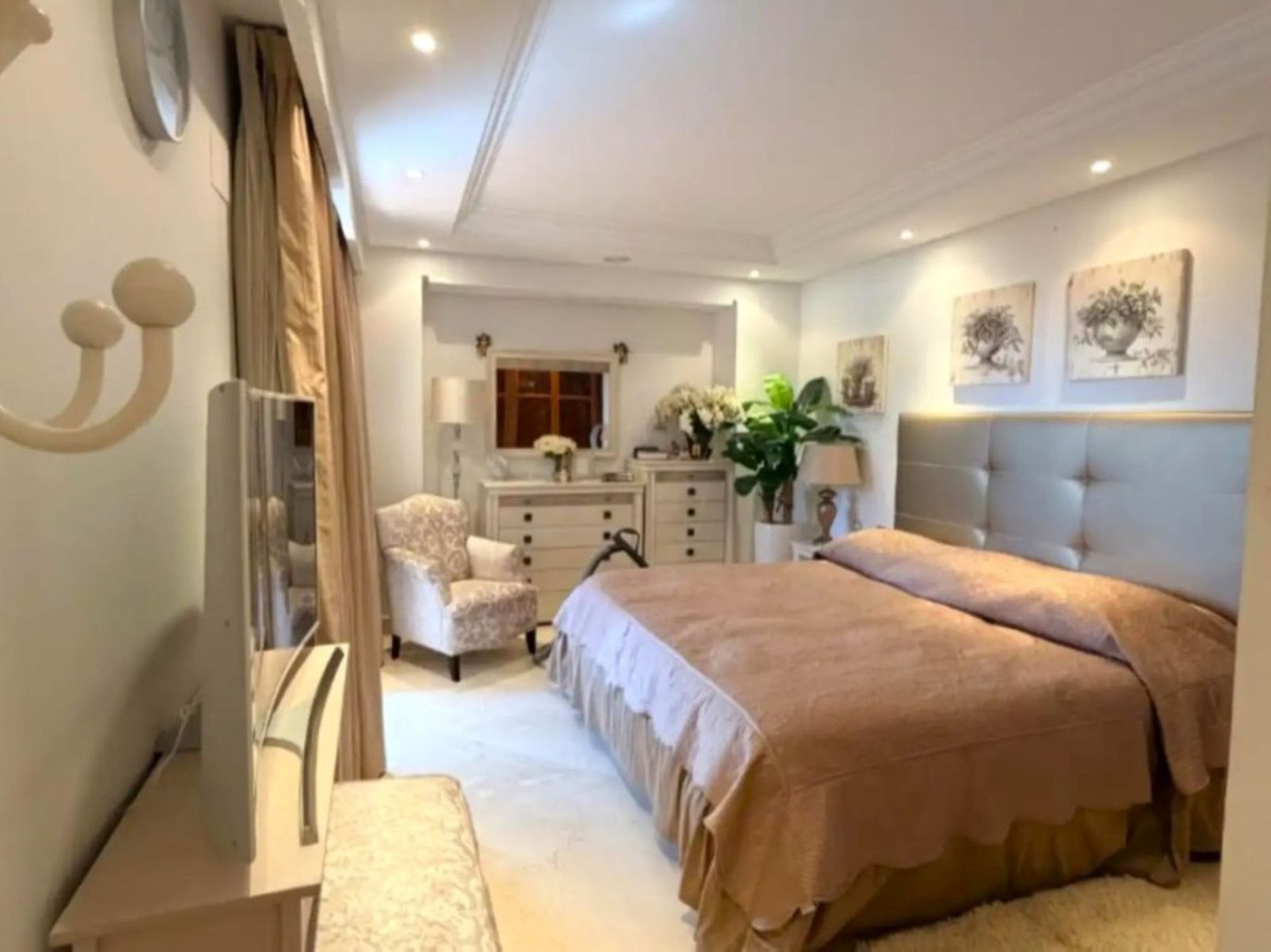3 Bedroom Apartment for Sale in Estepona — view 10