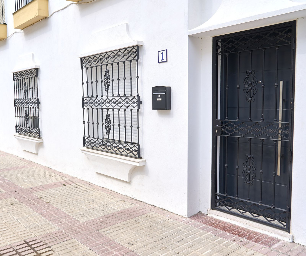 3 Bedroom Apartment for Sale in Estepona