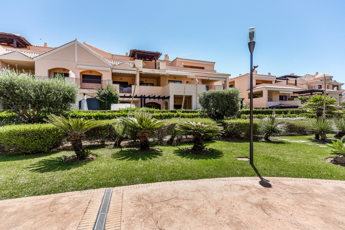 2 Bedroom Apartment for Sale in Puerto Banús — 2