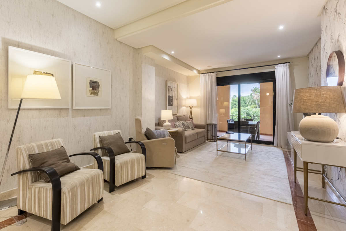 2 Bedroom Apartment for Sale in Puerto Banús — 7