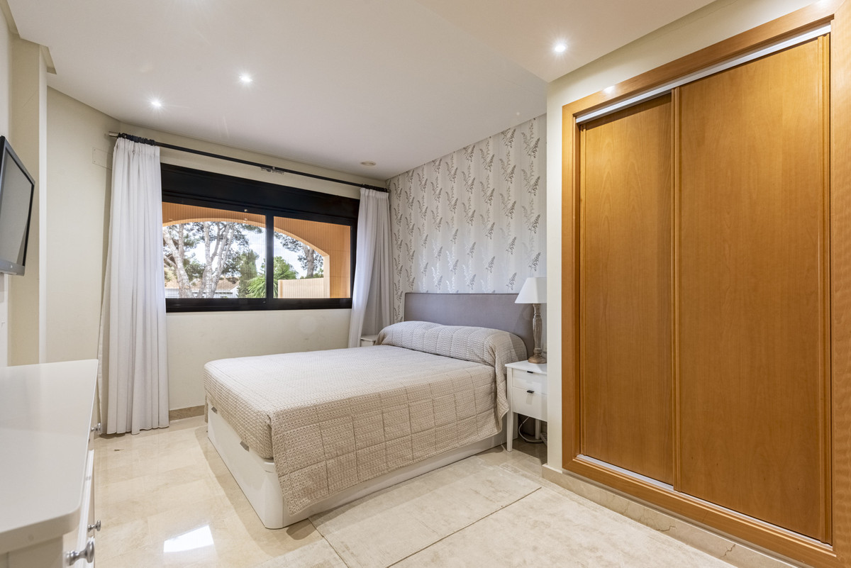 2 Bedroom Apartment for Sale in Puerto Banús — 8