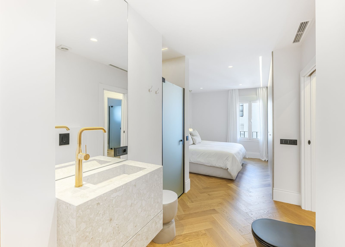 2 Bedroom Apartment for Sale in Puerto Banús — 2