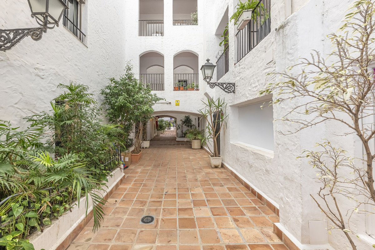 2 Bedroom Apartment for Sale in Puerto Banús — 5