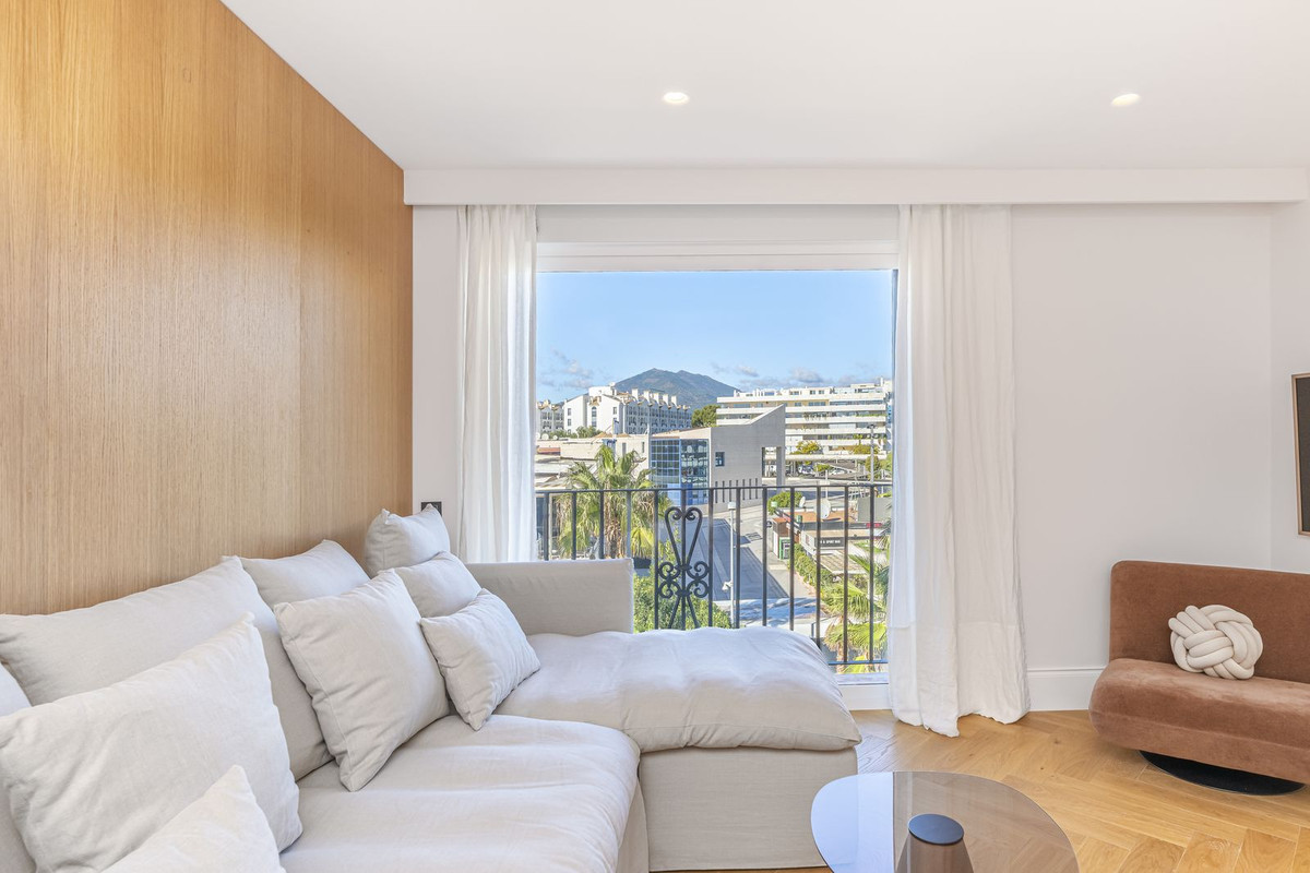 2 Bedroom Apartment for Sale in Puerto Banús — 8