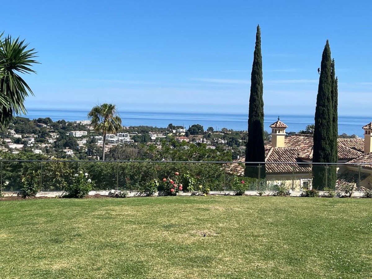 10 Bedroom Villa for Sale in El Paraiso