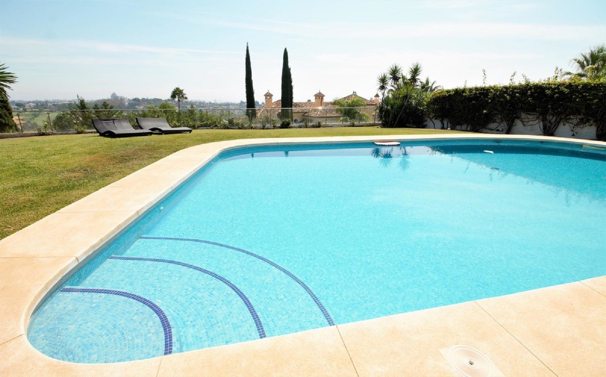 10 Bedroom Villa for Sale in El Paraiso — 2