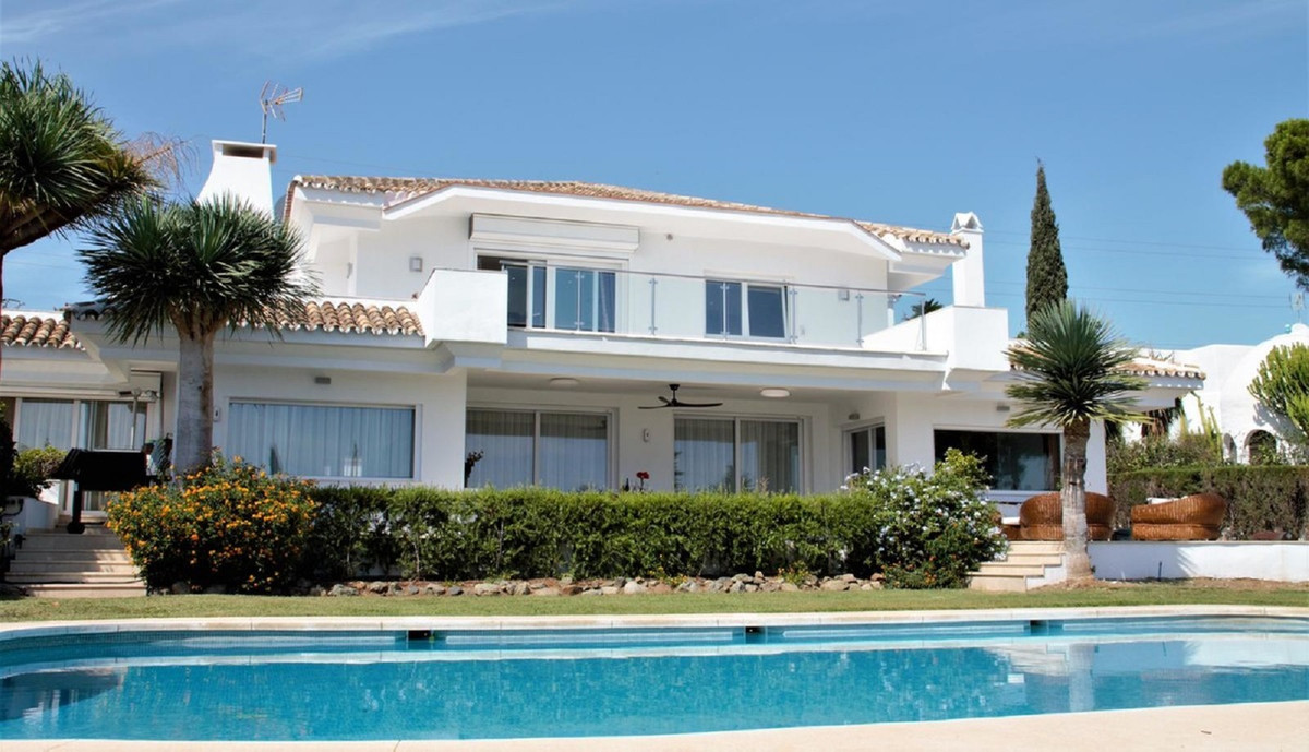 10 Bedroom Villa for Sale in El Paraiso — 3