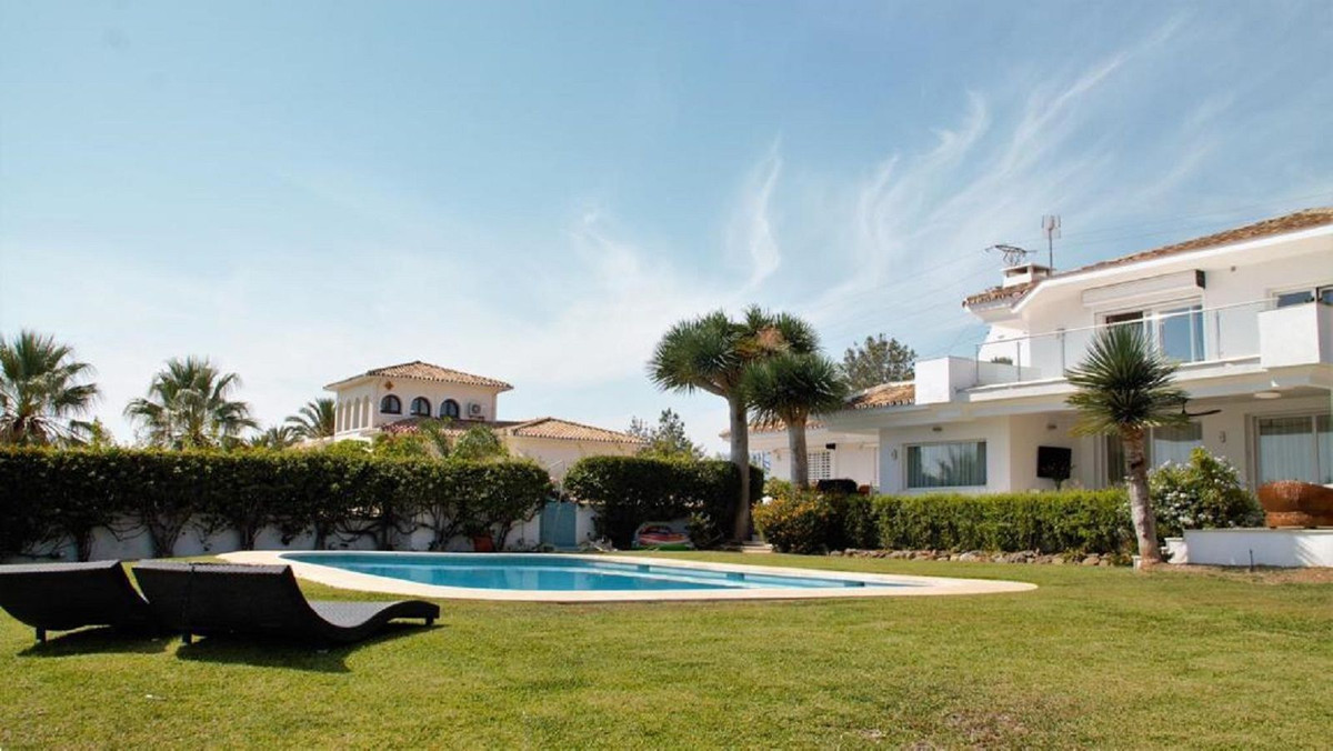 10 Bedroom Villa for Sale in El Paraiso — 4
