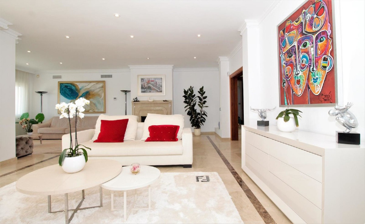 10 Bedroom Villa for Sale in El Paraiso — 8