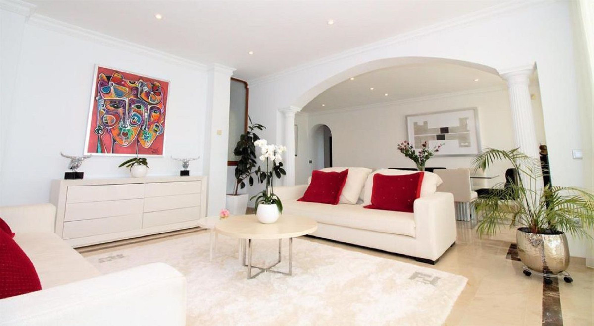 10 Bedroom Villa for Sale in El Paraiso — 9