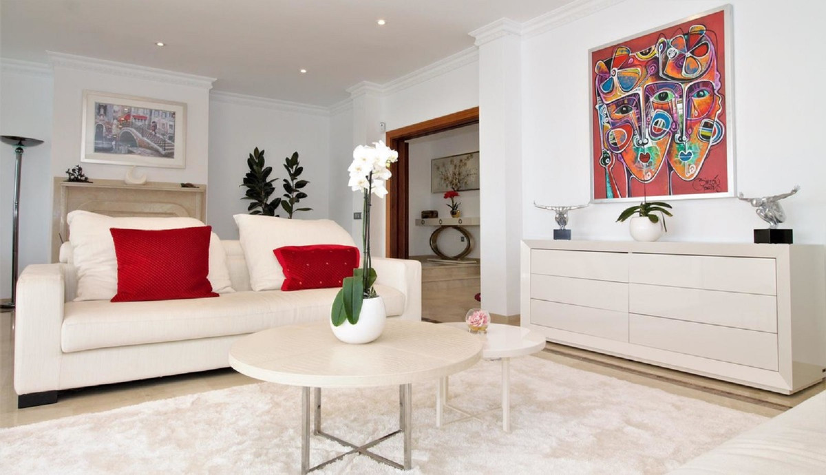 10 Bedroom Villa for Sale in El Paraiso — view 10