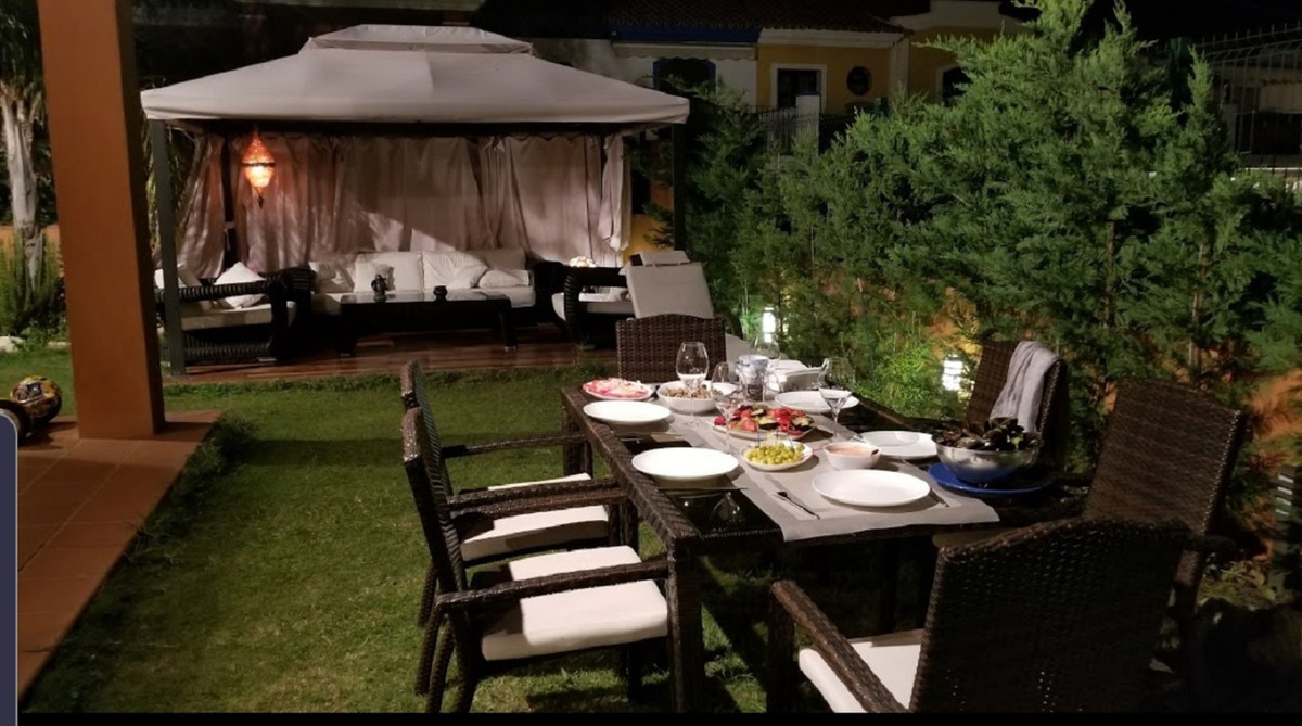 4 Bedroom Villa for Sale in San Pedro de Alcántara — 2