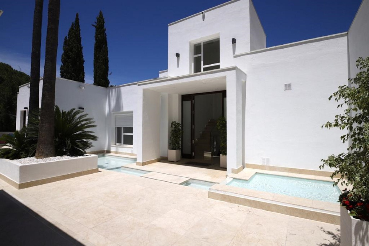 6 Dormitorios Villa en Venta en Las Brisas — 3