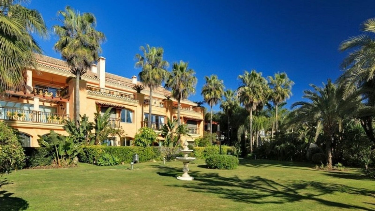 3 Bedroom Apartment for Sale in Puerto Banús — 2