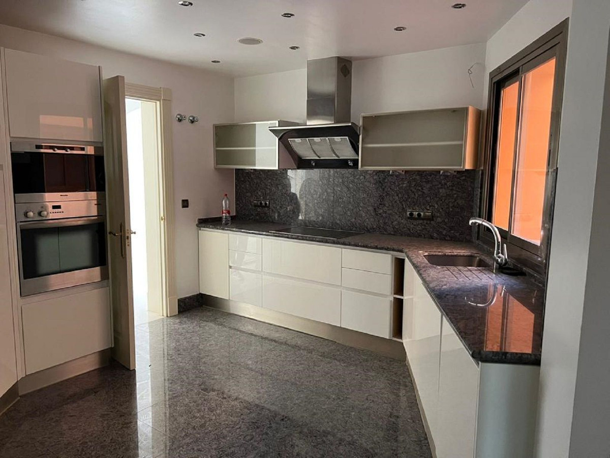 3 Bedroom Apartment for Sale in Puerto Banús — view 10
