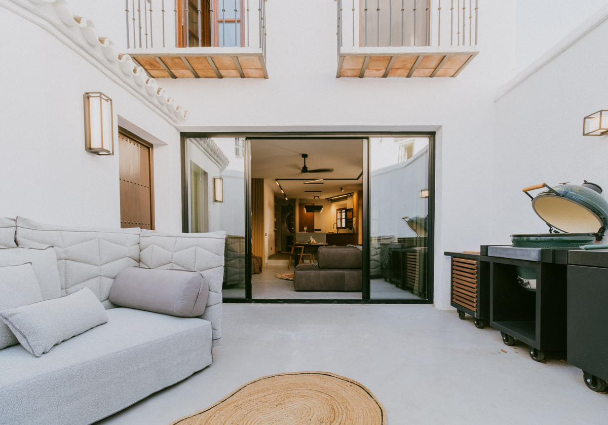 3 Bedroom Villa for Sale in The Golden Mile — view 10