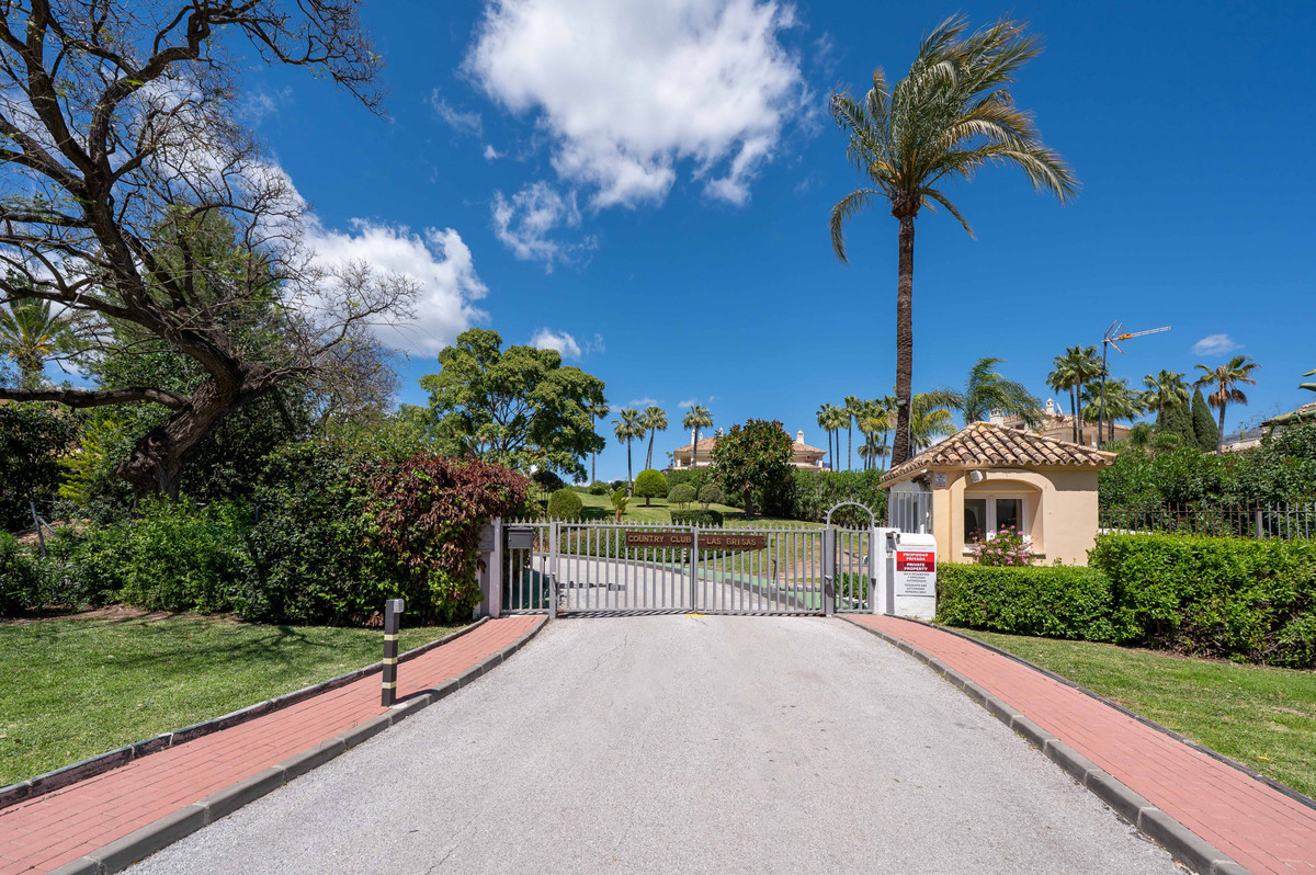 4 Bedroom Apartment for Sale in Nueva Andalucía — 2