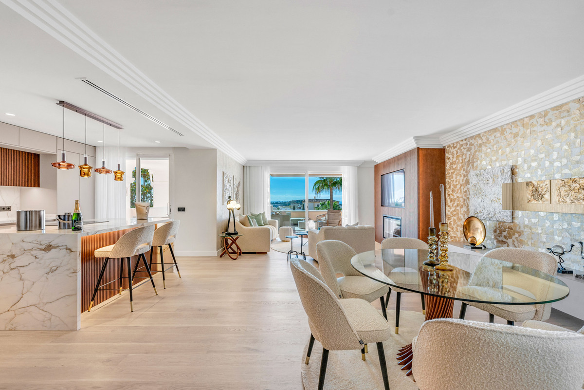 4 Bedroom Apartment for Sale in Nueva Andalucía — 2