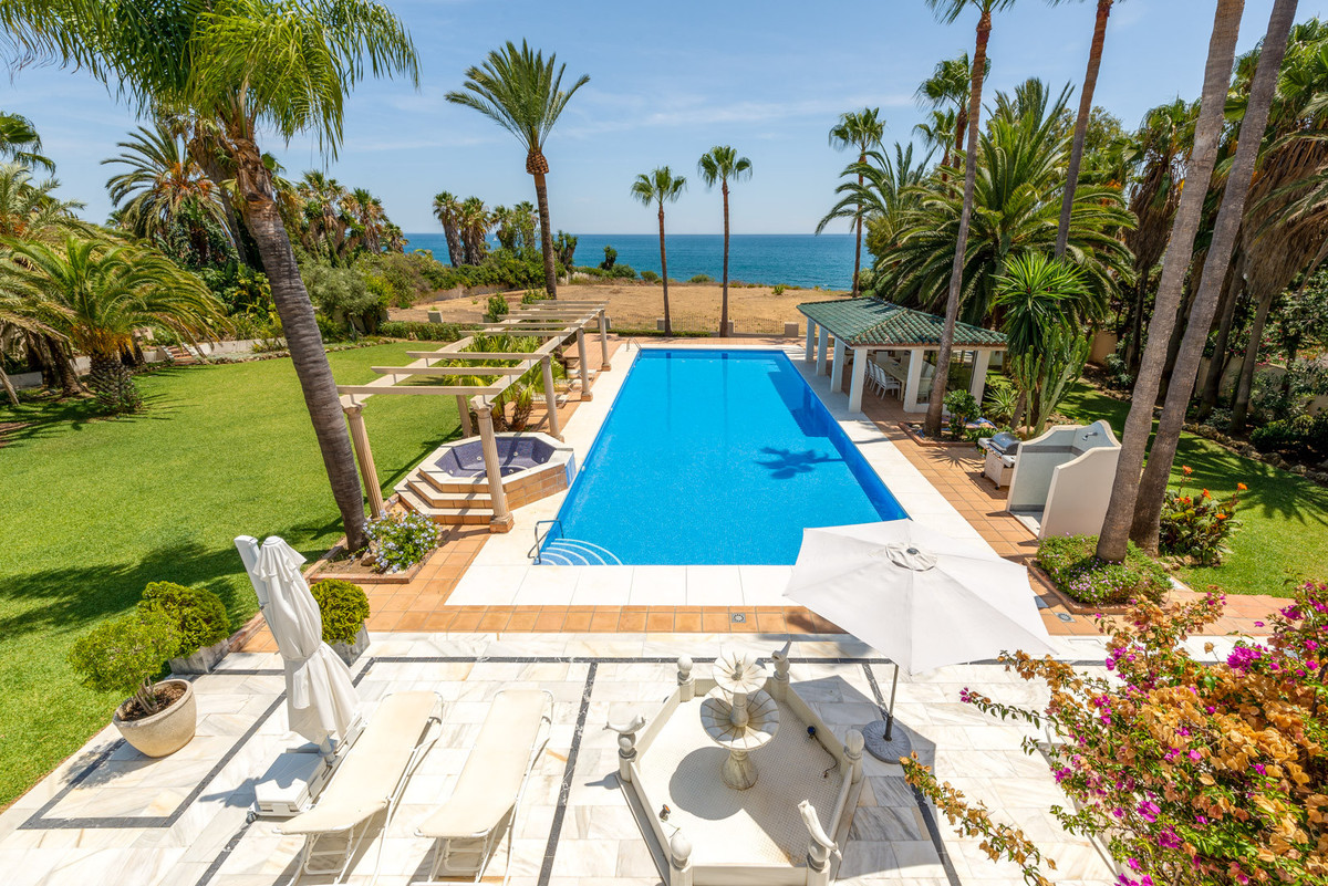 6 Bedroom Villa for Sale in Estepona