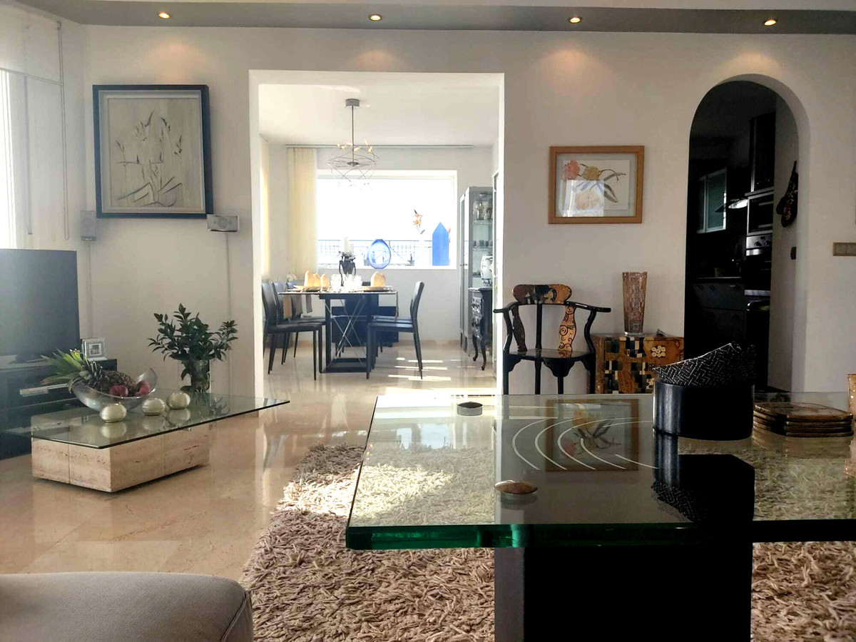 6 Bedroom Villa for Sale in Estepona — 2