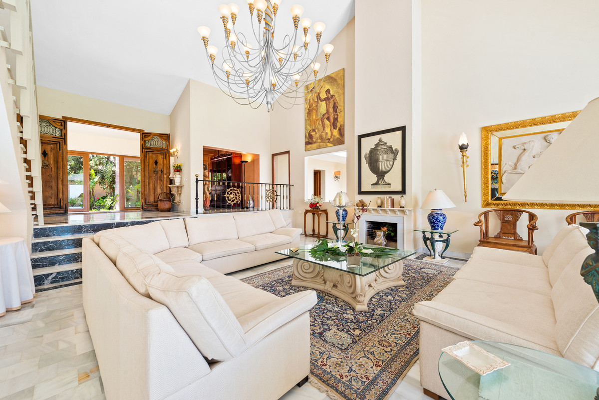 6 Bedroom Villa for Sale in Estepona — 4