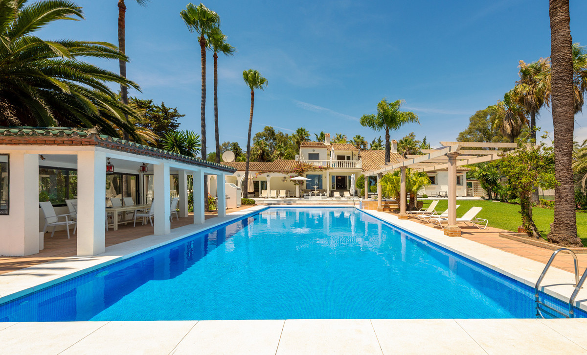 6 Bedroom Villa for Sale in Estepona — 5